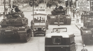 Tanks facing each other off at Checkpoint charlie